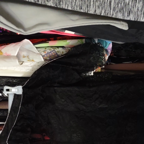 New BeBe off the shoulder lace Dress - Picture 5 of 9